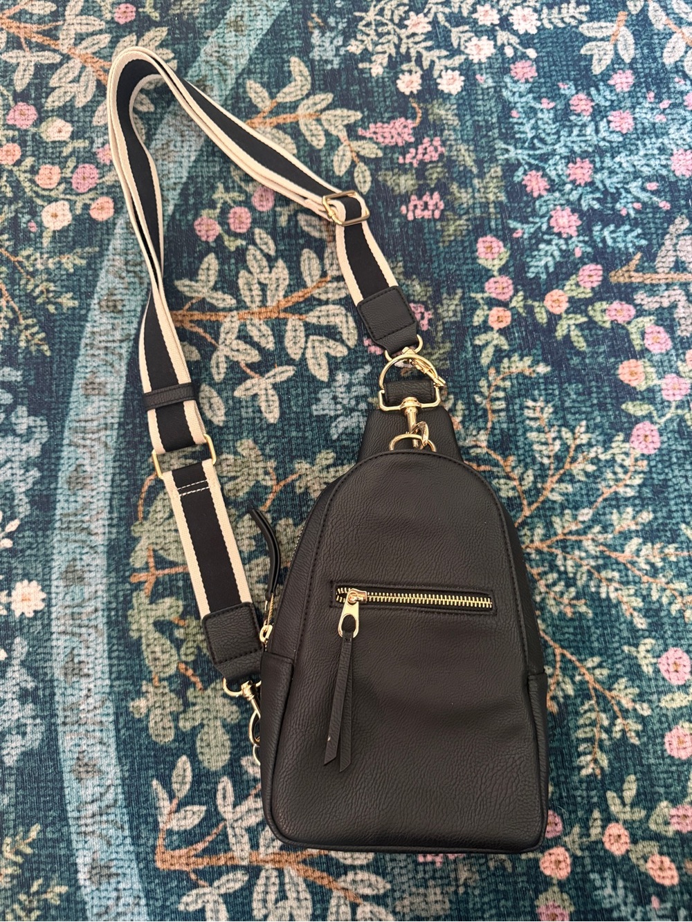 Sling Pack Crossbody Bag - Universal Thread, Black (NWOT)